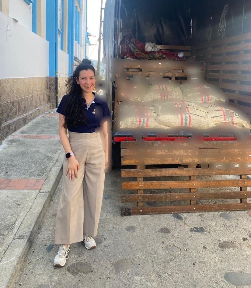 Camión cargado con sacos de café listos para despacho